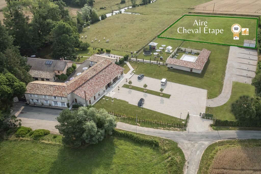 Cheval etape - Vue du terrain - Hotel Le Moulin de la Brevette Arbigny 01190